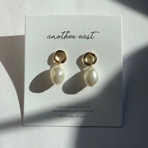 Aritizia Small 14k gold drop Pearl earrings